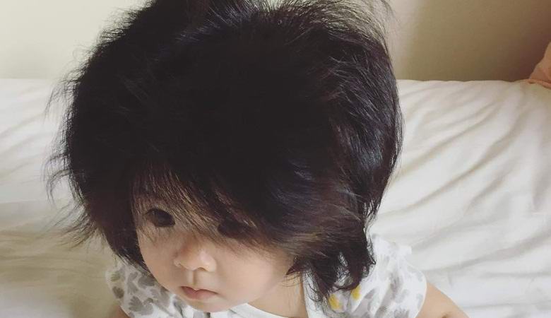 Una bambina di 7 mesi ha sorpreso Internet con i suoi magnifici capelli