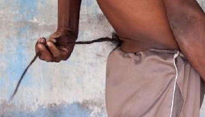 "Man with a tail" dall'India ha iniziato ad adorare come dio