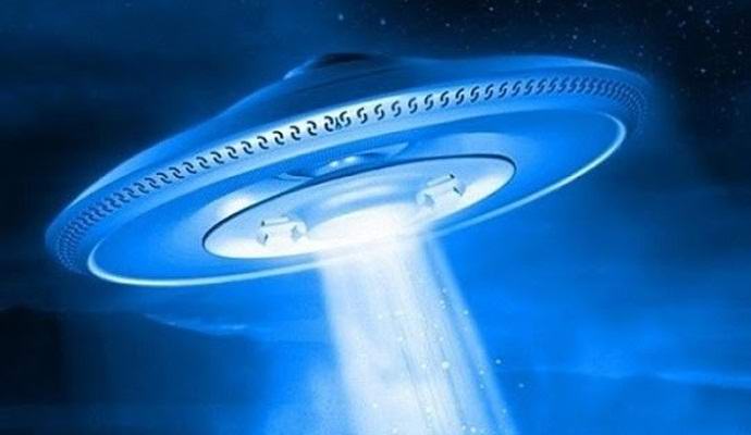 Un americano osserva un UFO ogni notte vicino a casa sua.