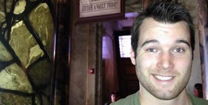 L'americana ha perso la testa lanciando fuochi d'artificio da lei