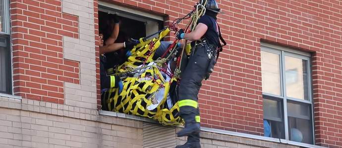 Un americano che pesava quattro centesimi doveva essere consegnato all'ospedale con una gru.