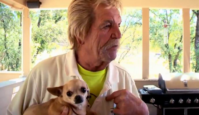 Il pensionato americano ha battuto l'orso, proteggendo i cani