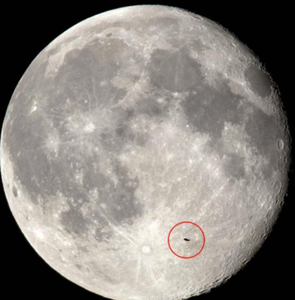 L'inglese ha fotografato un UFO sullo sfondo della luna
