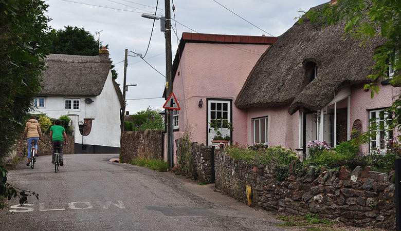 Il villaggio inglese sorge ogni anno di due centimetri e nessuno sa perché.