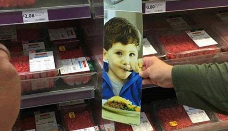 Il ragazzo inglese stranamente è entrato nella pubblicità