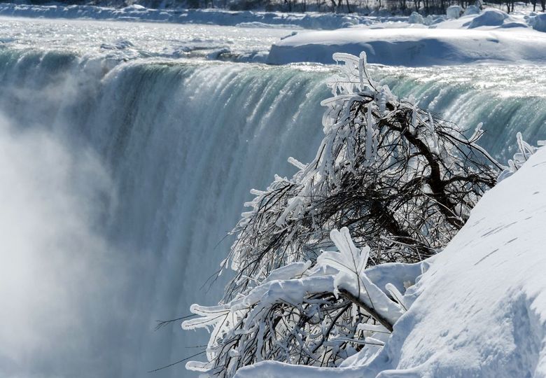 Il freddo anomalo ha trasformato le cascate del Niagara in un'illusione aggraziata