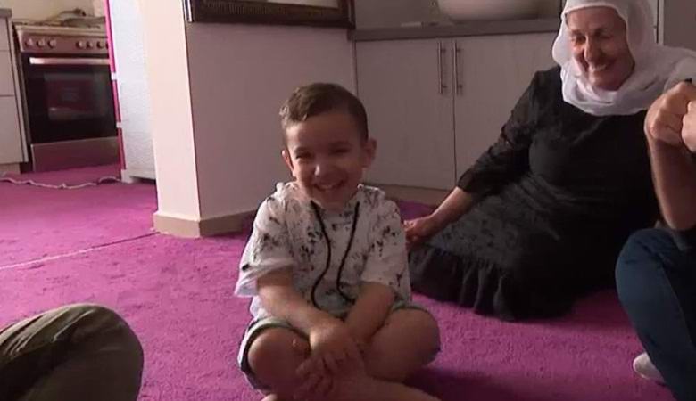 All'improvviso il ragazzo arabo parlò in inglese, senza mai impararlo.