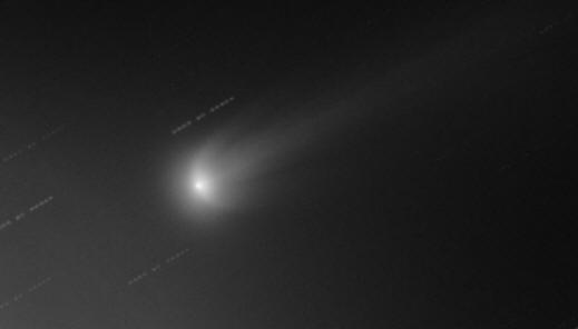 Cometa ISON con ali che si estendono dal suo nucleo