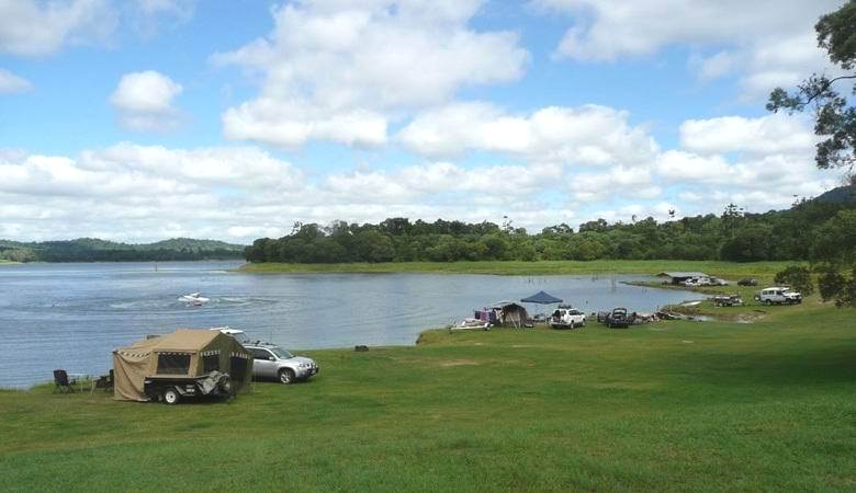 Gli australiani hanno catturato un inspiegabile oggetto oscuro nel cielo