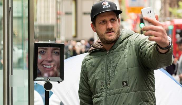 L'australiano ha creato un robot in modo che potesse mettersi in fila al posto suo