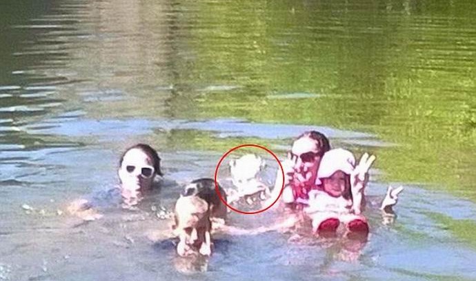 Una famiglia australiana in vacanza ha fotografato per caso un fantasma