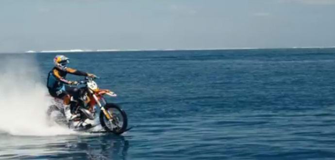 Il pilota australiano ha cavalcato l'oceano su una moto