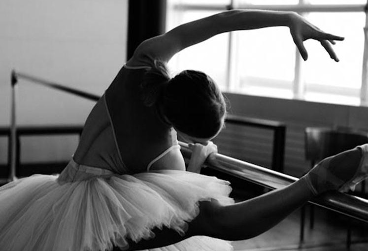 Una ballerina in un costume insolito perplesso gli utenti Web