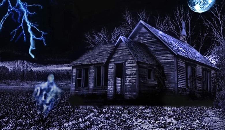 Un fantasma biancastro fotografato vicino a una casa abbandonata
