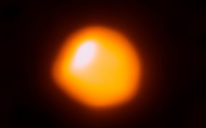 Betelgeuse continua a svanire e non abbiamo idea del perché 