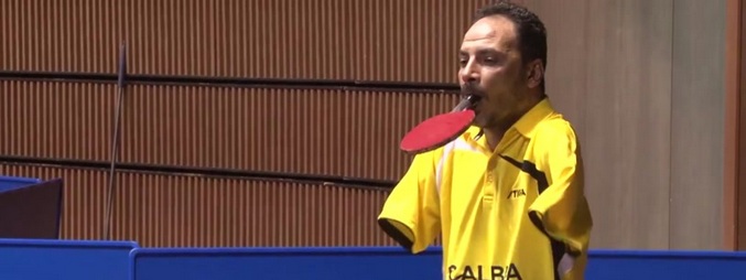 Il tennista senza braccia dà lezioni di coraggio