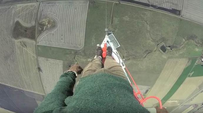 Alla follia dei coraggiosi cantiamo una canzone