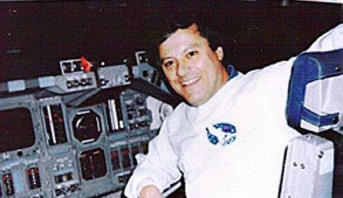 L'ex dipendente della NASA afferma che gli astronauti hanno comunicato con un alieno