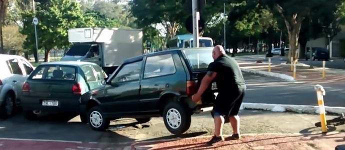 L'uomo forte brasiliano ha spostato un'auto parcheggiata in modo errato