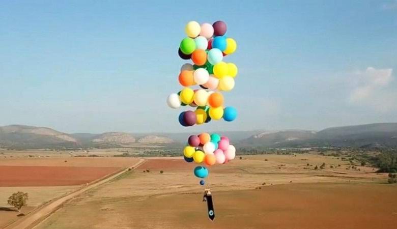 Il britannico volò in cielo in cento palloncini