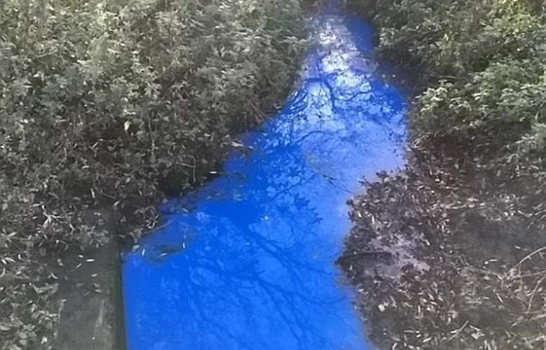 Il fiume britannico cambia misteriosamente colore