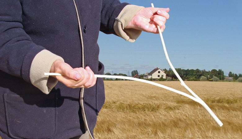 Gli idraulici britannici utilizzano la rabdomanzia per facilitare la ricerca di perdite e dei tubi stessi