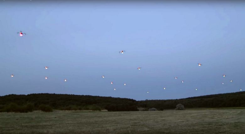 Sciami auto-organizzanti di droni in miniatura: una nuova direzione nella robotica