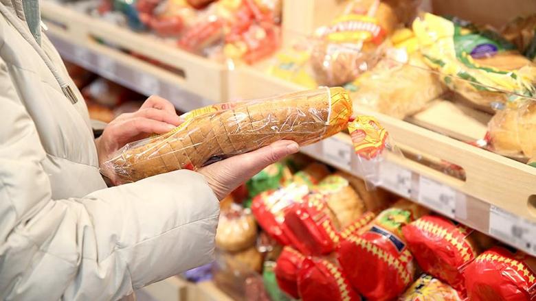 Un uomo ha mangiato cibi scaduti per un anno per dimostrare che non sono pericolosi da mangiare