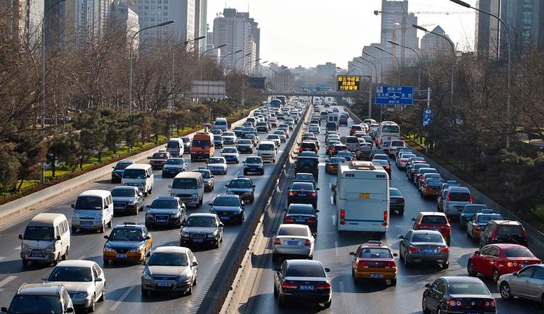 Un uomo è apparso sulla strada dal nulla, provocando un incidente