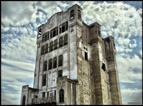 Gli studenti di Chelyabinsk hanno spaventato un fantasma da un vecchio ascensore