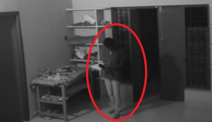 Il diavolo ha attaccato un uomo dall'armadio