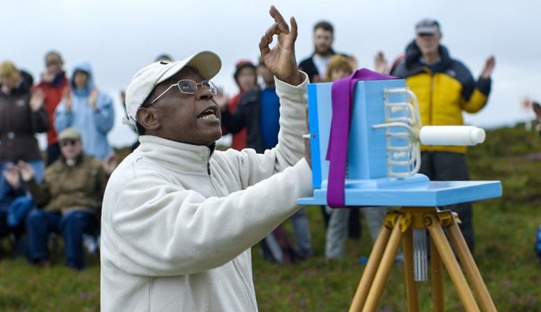 I membri di un movimento religioso pongono in particolare l'energia spirituale