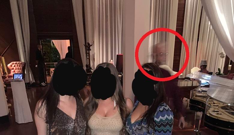 Qualcosa di strano è stato fotografato a una festa