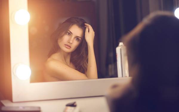 cosa succederà se ti guardi allo specchio a lungo 