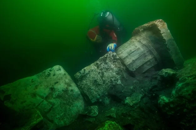 I subacquei hanno scoperto i resti di un antico tempio nella città sommersa di Heraklion