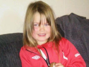 La folle ragazza ha camminato per cinque chilometri lungo l'autostrada senza farsi del male