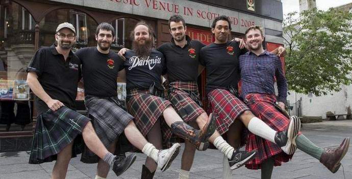 Le molestie dei visitatori fanno sì che i camerieri scozzesi si rifiutino di indossare i kilt