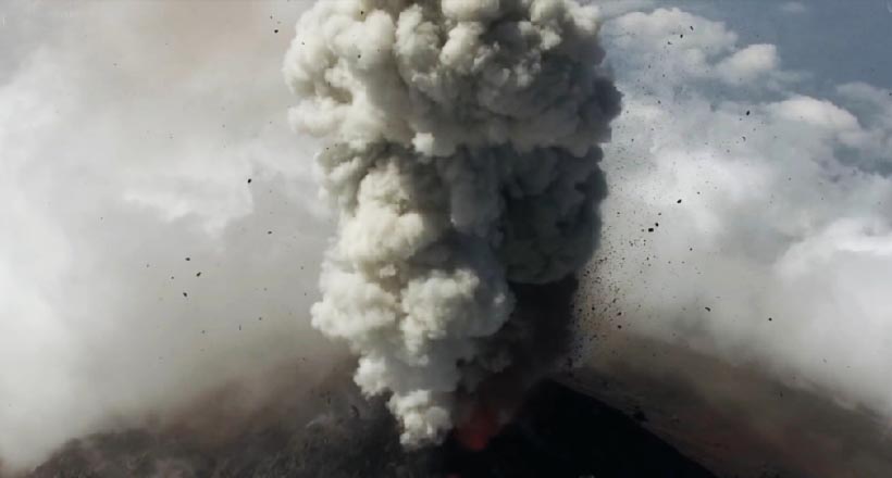 Il drone è stato il primo a essere in grado di rimuovere un vulcano che sputa fuoco da una distanza così vicina