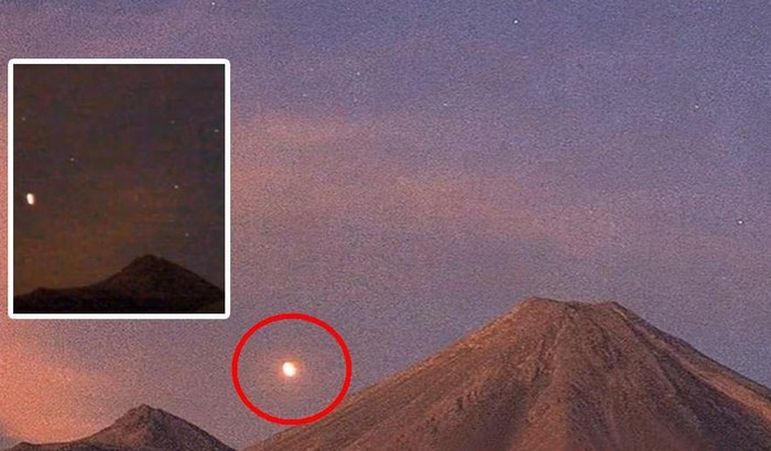 Due UFO stanno atterrando nel vulcano Colima