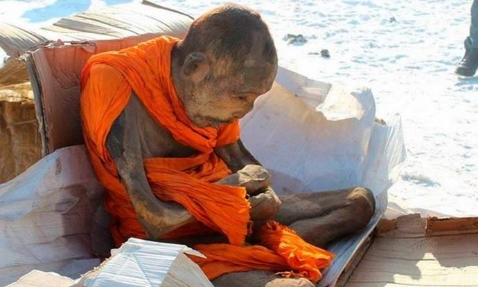 La mummia bicentenaria di un monaco mongolo si è rivelata viva