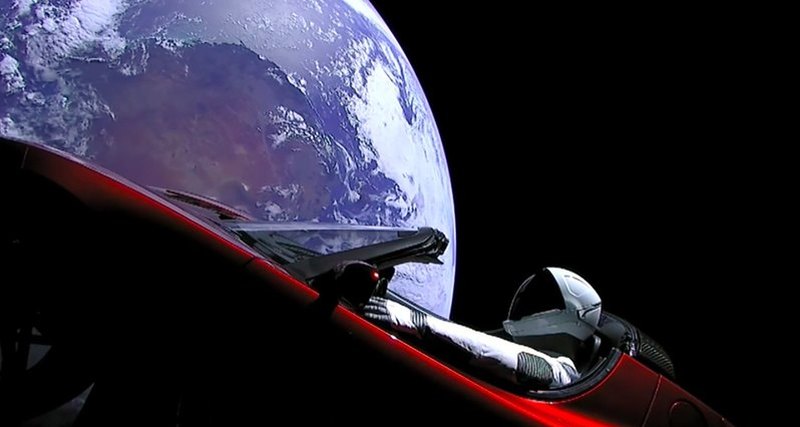 L'auto elettrica Tesla ha fatto la sua prima rivoluzione intorno al sole