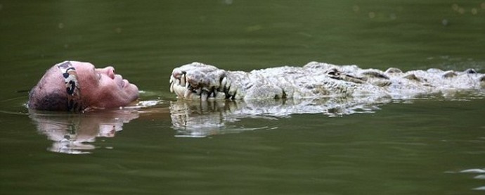 Fantastica amicizia tra uomo e coccodrillo