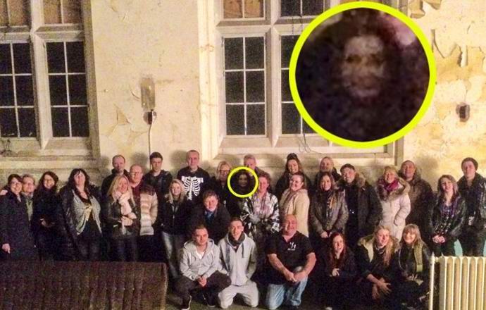 Il fantasma ha fatto una foto con un gruppo di ghostbusters