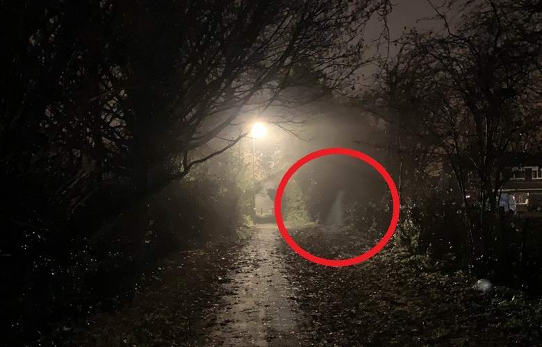 Silhouette fantasma catturata su un sentiero notturno
