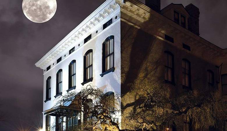 La figura fantasma è stata catturata in un palazzo famoso