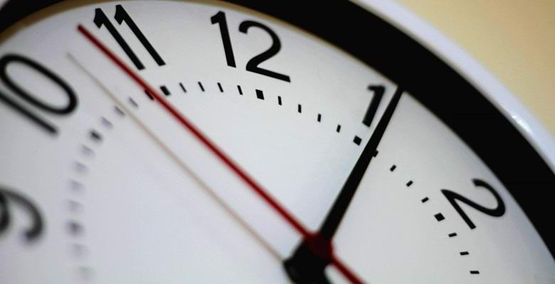 I fisici hanno suggerito l'esistenza di un universo in cui il tempo scorre indietro