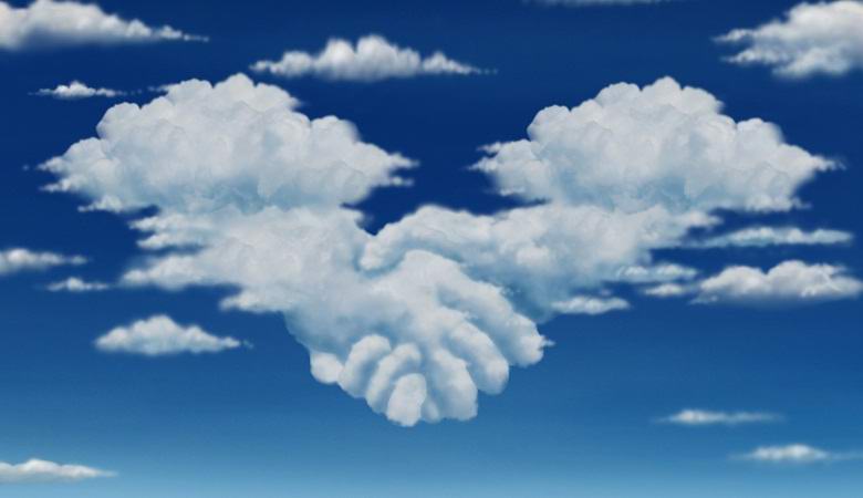 Le mani giganti di Dio nel cielo hanno colpito il video