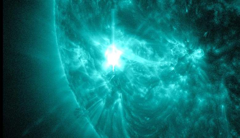 Una gigantesca macchia solare si sta girando verso la Terra