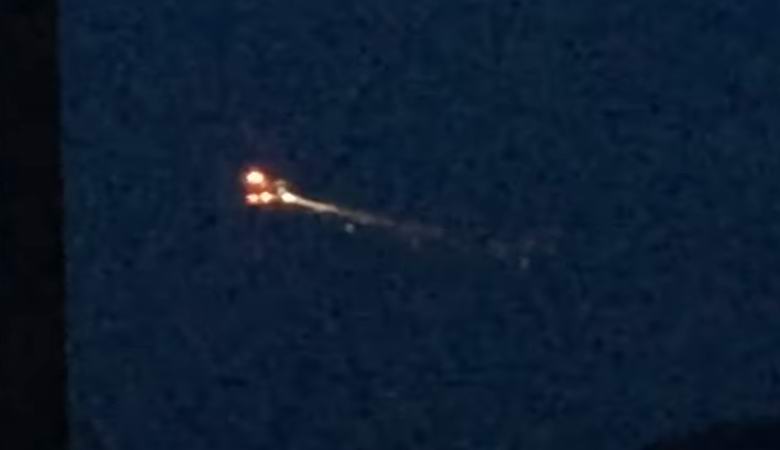 Un UFO in fiamme catturato nel cielo notturno