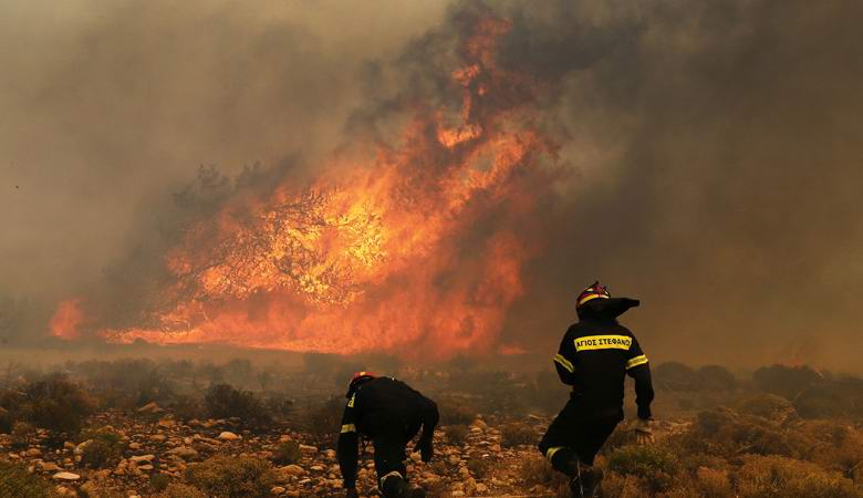 Il greco ha catturato come un fuoco senza precedenti avvolge la sua casa